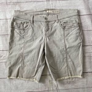 DKNY Jeans women 14 jean shorts w/freyed hem grey